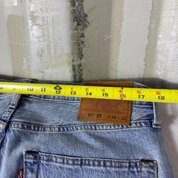 Levis 501 Mens Straight Leg Light Blue Denim Faded 5-Pocket Outdoor Size 36x32 - Picture 15 of 16